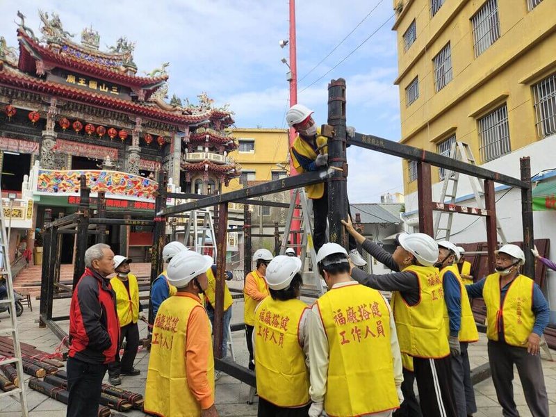 屏東縣客庄佳冬鄉每年農曆正月12日會舉辦新丁新枝祭，六根村三山國王廟7日開始搭建儀式場所「福廠」，在地方耆老帶領下，將充滿歷史的194件木製部件依編號組裝。（民眾提供）中央社記者黃郁菁傳真  114年2月7日