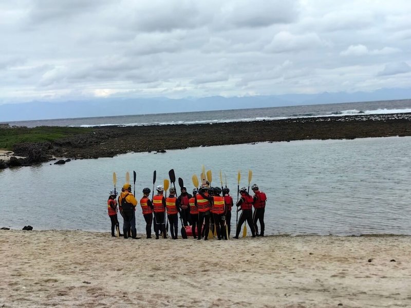 新竹市光武國中在寒假期間推出「綠島騎跡」課程，在綠島當地安排戶外活動，7日師生體驗獨木舟時有2艘獨木舟偏離設定位置，所幸在海巡協助下師生、教練共17人皆平安，後續課程將繼續進行。（新竹市立光武國中提供）中央社記者郭宣彣傳真  114年2月7日