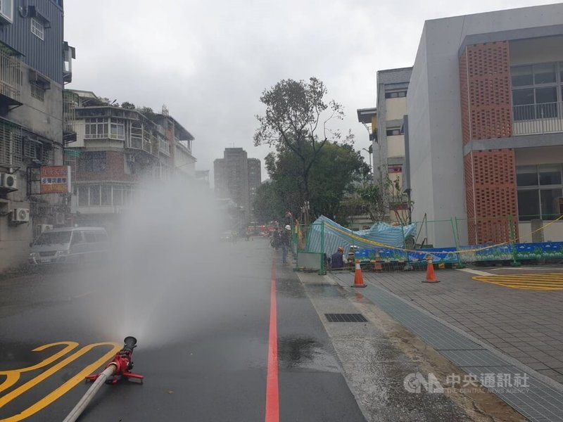 台北市警消表示，7日下午獲報指景美女中地下停車場出入口附近有瓦斯漏氣，經初步調查肇因疑為施工不慎，目前持續架水線警戒。（翻攝畫面）中央社記者劉建邦傳真  114年2月7日