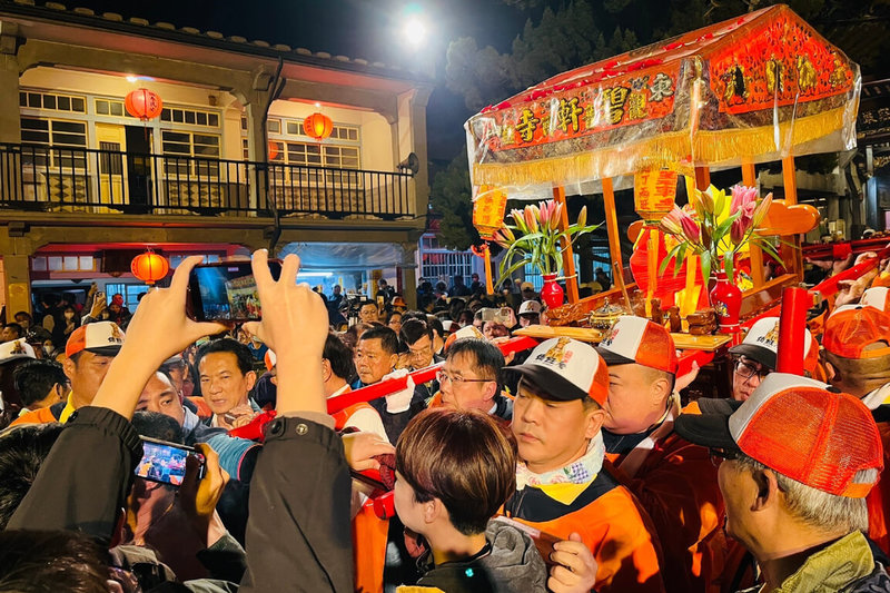 國家重要民俗「東山碧軒寺迎佛祖暨遶境」活動7日凌晨於白河碧雲寺起駕，恭送觀音佛祖「正二媽」返回東山碧軒寺。（台南市文化局提供）中央社記者楊思瑞台南傳真  114年2月7日