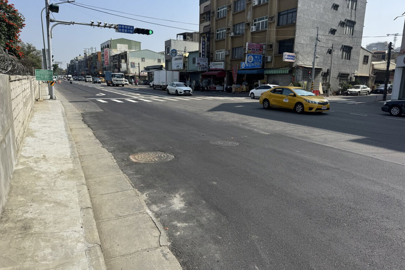 台南市永康區中山南路以往遇豪大雨易出現積淹水問題，市府規畫增設雨水下水道，主要工項已完工，14日將重新鋪設路面。（台南市水利局提供）中央社記者楊思瑞台南傳真  114年2月7日