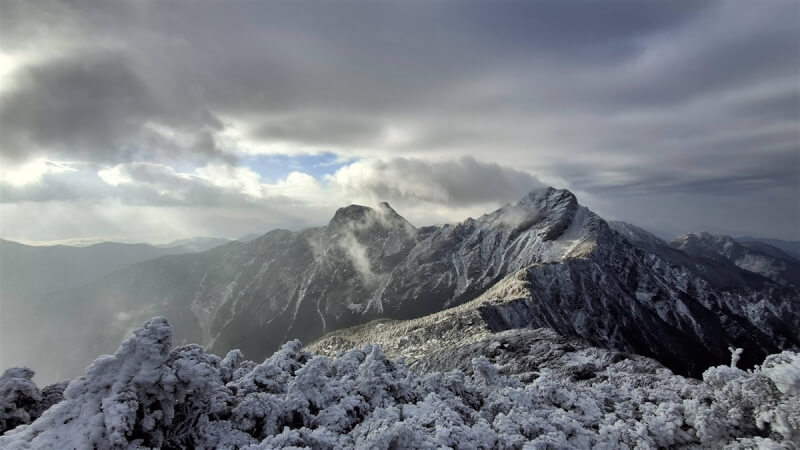 玉山北峰6日積雪未融。（氣象署提供）