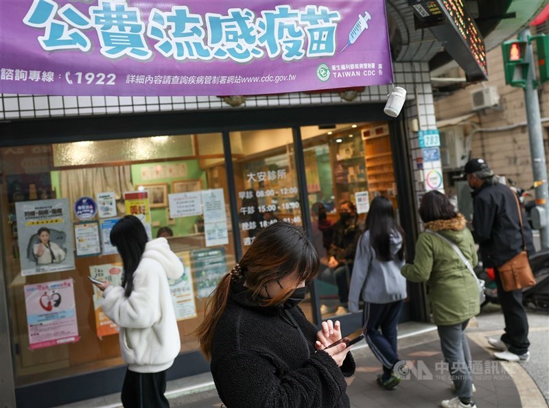 流感流行期加上藝人因流感併發肺炎病逝，引發台灣流感疫苗搶打潮；近日打氣漸歇，醫師認為，接種還是有幫助，月底接種主要是預防3、4月的流感。（中央社檔案照片）