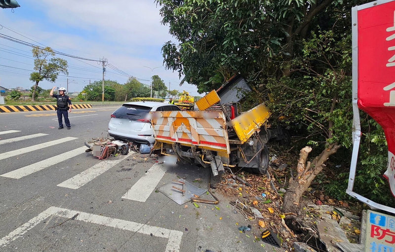 嘉義縣游姓男子7日駕駛小貨車行駛在民雄鄉台1線頂崙村路段時不明原因向右偏移，連續撞擊2台汽車及7旬劉姓機車騎士，劉男傷重送醫不治。（警方提供）中央社記者蔡智明傳真  114年2月7日