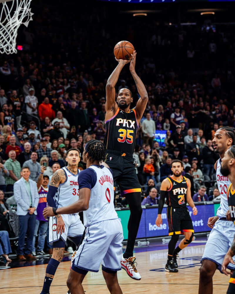 NBA球星杜蘭特（中）將續留鳳凰城太陽。（圖取自facebook.com/suns）