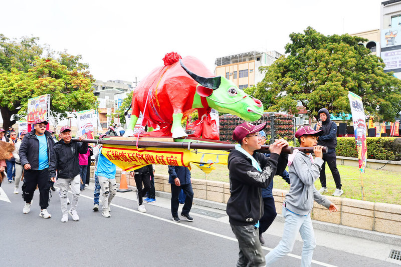 台南市台灣府東門城8日舉行迎春禮，換上新妝的芒神和春牛依古禮踩街開春。（台南市政府提供）中央社記者張榮祥台南傳真  114年2月8日