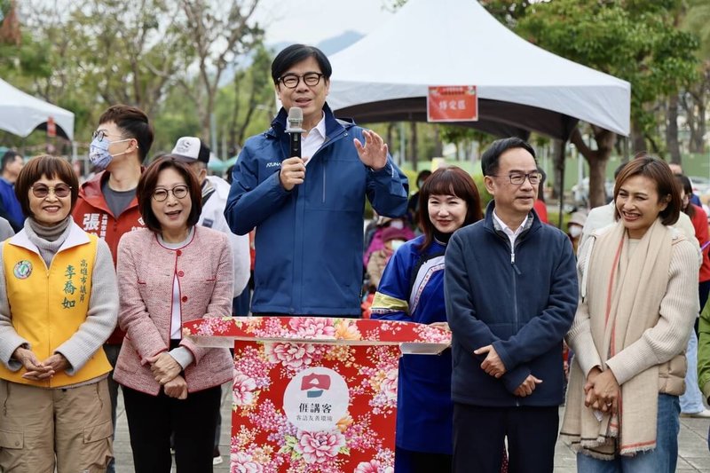 高雄市長陳其邁（前中）8日出席新客家文化園區文物館「三獻禮」團拜，並向客家鄉親和小朋友開心拜年，祝福大家新年快樂，「蛇麼都順利、蛇麼都平安」。（高雄市政府提供）中央社記者林巧璉傳真  114年2月8日