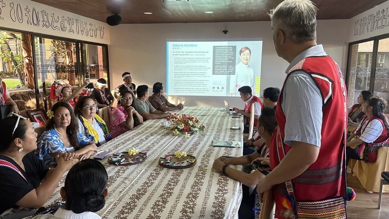 花蓮縣政府訪問團由原住民行政處長馬呈豪（立者）領軍出訪，8日抵達位於南太平洋的智利復活節島，向當地官員等人介紹花蓮特色、原住民族文化及經濟產業發展等。（花蓮縣政府提供）中央社記者張祈傳真  114年2月8日