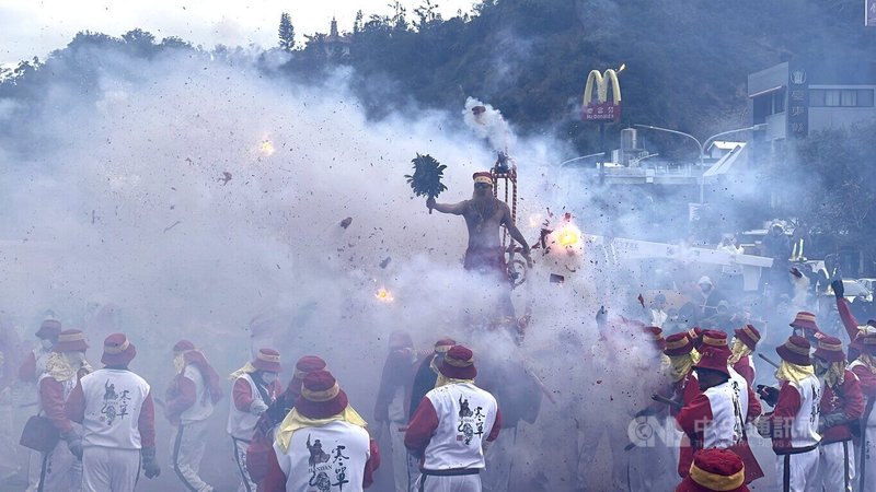 台東縣鬧元宵系列活動包括遶境和炮炸寒單爺（邯鄲），重頭戲則是14日「愛在元宵煙火晚會」。台東市公所8日舉行記者會說明，特別安排首場炮炸肉身寒單為活動熱身。中央社記者盧太城台東攝  114年2月8日