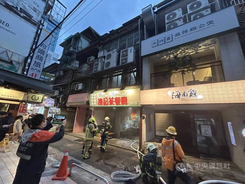 台北市西門町商圈某茶餐廳9日發生火警，消防局獲報派員到場灌救，火勢迅速於16分鐘後撲滅，幸無人傷亡。（翻攝照片）中央社記者黃麗芸傳真  114年2月9日