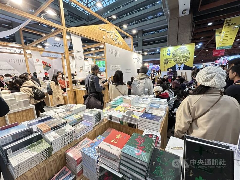 2025台北國際書展9日圓滿閉幕，聯合多家文學出版社的「文學專門店」獲本屆大型展位設計銀獎。中央社記者邱祖胤攝  114年2月9日