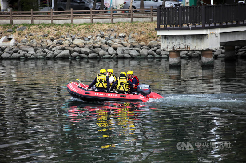 高雄警方連日打撈、尋找3名疑遭殺害的7旬婦人遺骸，已在前鎮五號船渠周邊撈獲楠梓區冠夫姓趙姓婦人屍塊，經鑑識發現，其中還有左營區張姓婦人的胸部人體組織，打撈作業將持續進行。中央社記者張已亷攝 114年2月9日