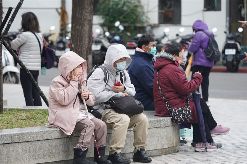 台北市北投區有不少民眾穿著厚重衣物禦寒。（中央社檔案照片）