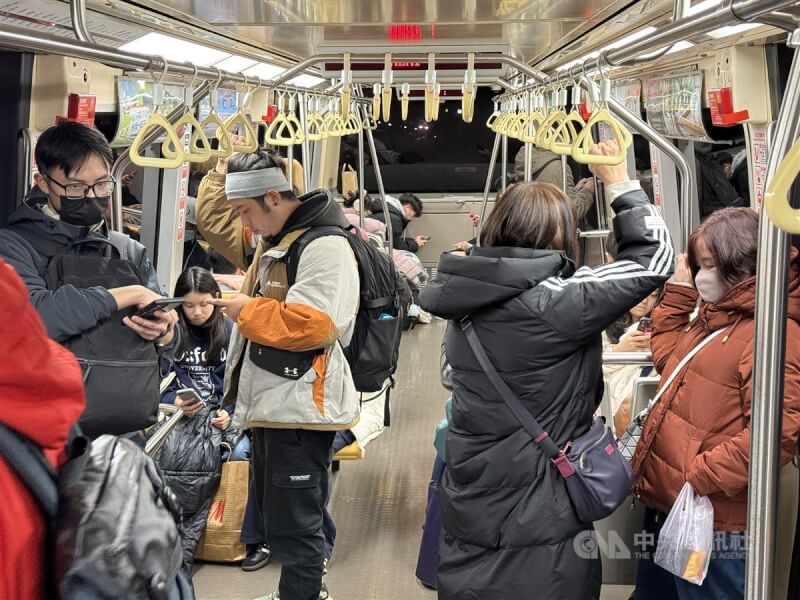 台北捷運文湖線8日晚間傳出號誌異常。北捷表示，約晚間8時中山國中站至文德站間一度發生號誌異常情形，影響全線列車運行時間。圖為受影響期間暫停在松山機場站與大直站間隧道的列車。中央社記者王飛華攝 114年2月8日