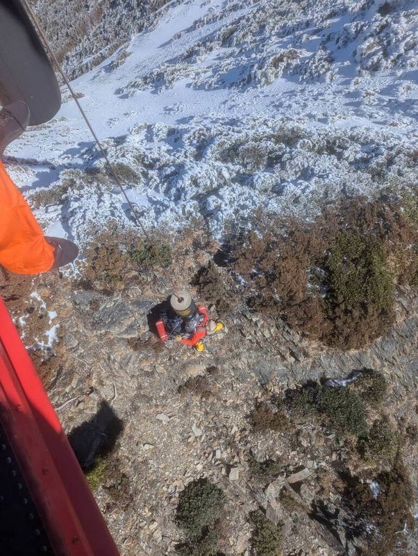 24歲郭姓男子攀登雪山，因腳程較慢於聖稜線3K迷路，且有失溫現象，空勤總隊花蓮駐地單位9日上午獲報，出動黑鷹直升機成功吊掛，將郭男載返花蓮就醫治療。（空中勤務總隊第一大隊第三隊提供）中央社記者李先鳳傳真  114年2月9日