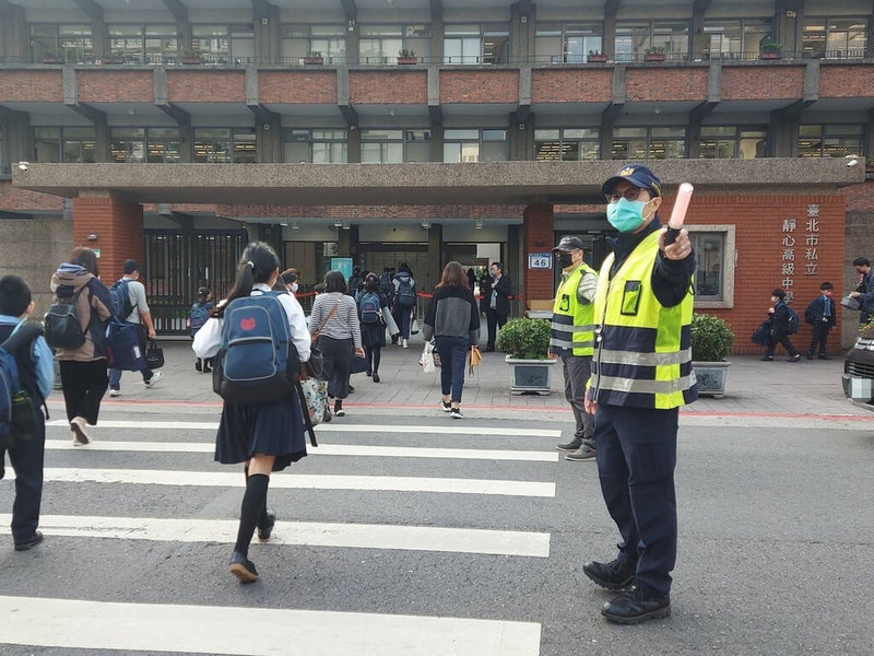 北市國中小學11日開學，警方10日表示，已針對校門口、家長接送區及周邊重要路口規劃交通疏導勤務，增派交通疏導崗位138處和152名警力、義交。（台北市警察局交通警察大隊提供）中央社記者黃麗芸傳真  114年2月10日