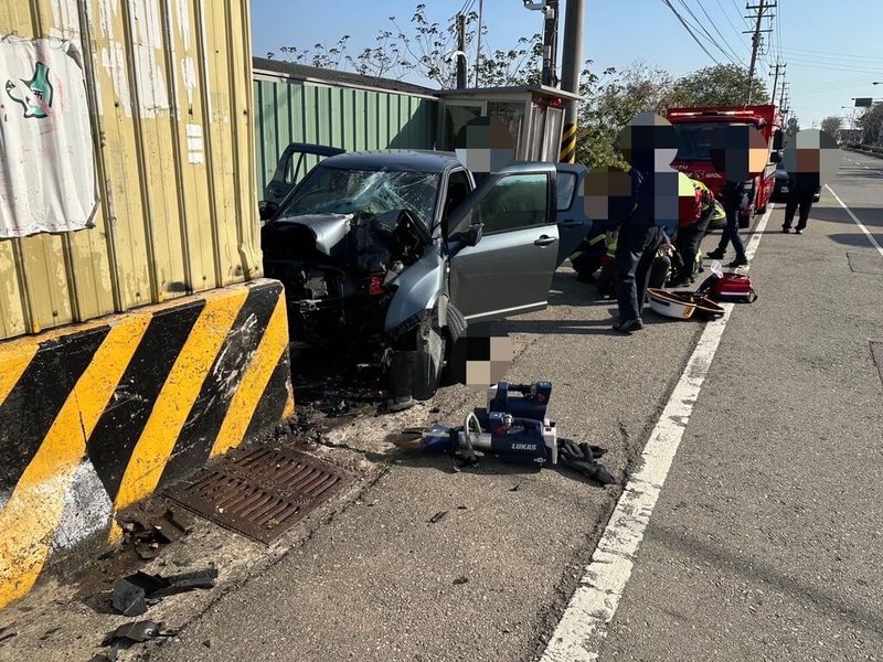 苗栗縣造橋鄉台1線談文火車站前10日發生死亡車禍，一輛小客車失控自撞路旁護欄，女駕駛送醫不治。（民眾提供）中央社記者管瑞平傳真  114年2月10日