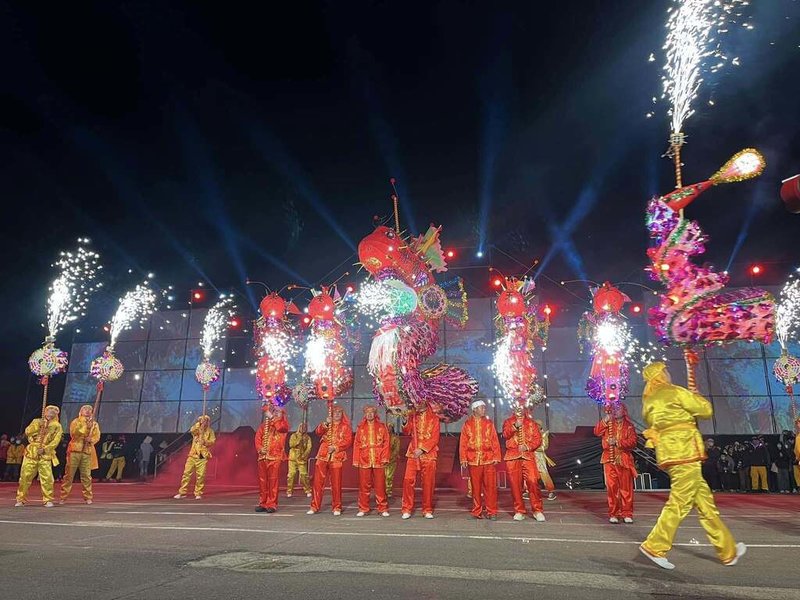 苗栗客庄元宵慶典（火旁）龍系列活動最高潮（火旁）龍之夜，9日晚間在苗栗市經國路河濱公園登場，市公所邀請多支表演團隊演出，其中包括來自中國湖北的武漢高龍。（苗栗市公所提供）中央社記者管瑞平傳真  114年2月10日