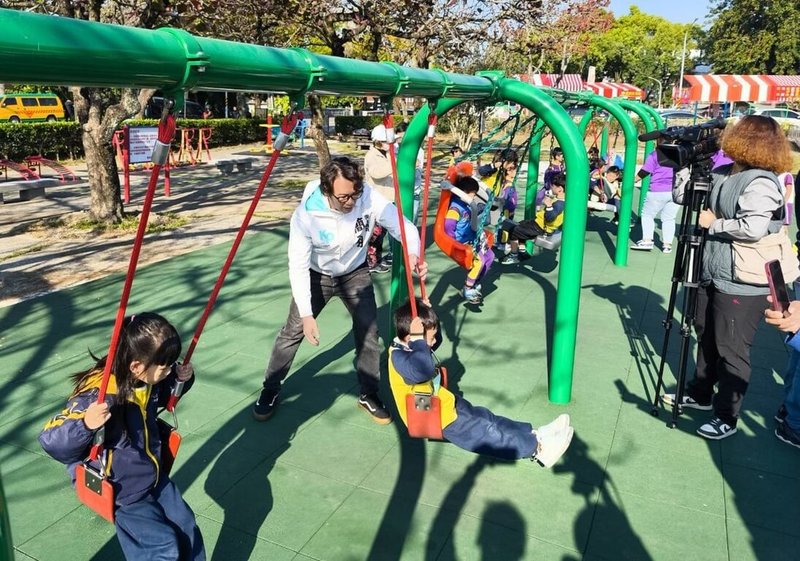 國家發展委員會投入新台幣600多萬元改善中興新村光華兒童公園，10日正式啟用，國發會表示，設施有彩繪迷宮、遊戲砂池、共融式組合鞦韆等，便利親子互動。（國家發展委員會提供）中央社記者蕭博陽南投縣傳真  114年2月10日