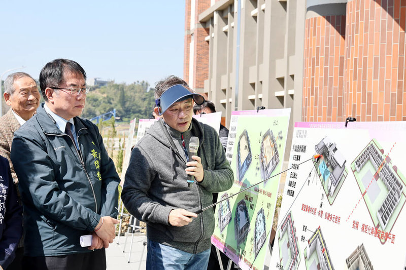 國防部委由台南市政府代辦「砲校遷建與開發案」，砲校關廟校區已完工，依國防部規劃預計年底前可將永康砲校遷到全新的關廟營區。台南市長黃偉哲（前左）10日前往關廟湯山營區視察。（台南市政府提供）中央社記者楊思瑞台南傳真  114年2月10日