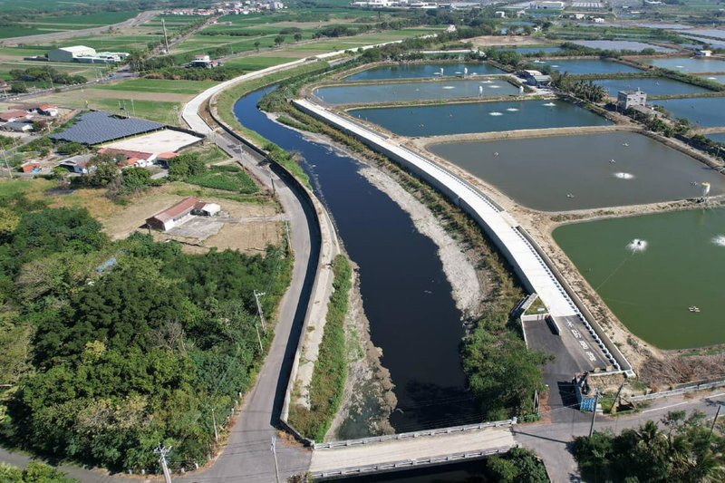 台南鹽水區岸內排水歡門橋下游左右岸護岸，工程已於113年底驗收完成，市府再爭取到中央補助1.7億元，將延續往上游整治。（台南市政府提供）中央社記者楊思瑞台南傳真  114年2月10日