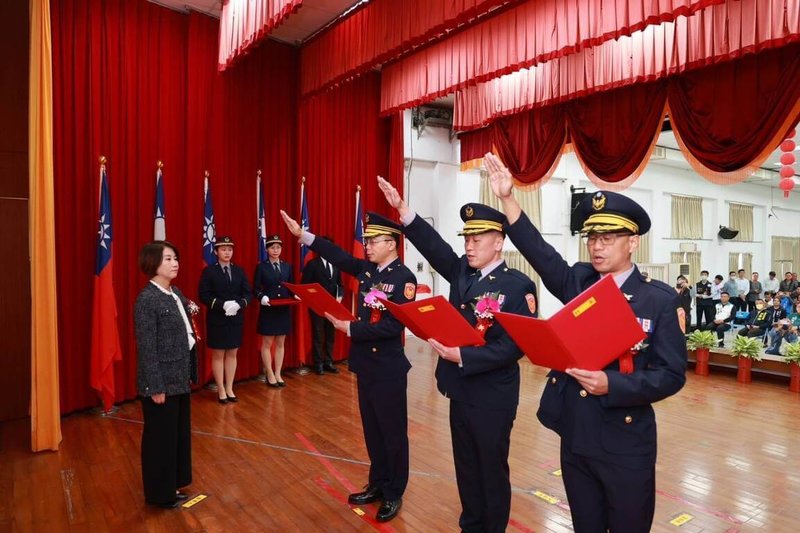 屏東縣警察局10日舉行屏東、潮州及枋寮等3分局長交接典禮，屏東縣長周春米（前左）出席，期許與3名新上任分局長共同創造和諧安寧的社會。（屏東縣警察局提供）中央社記者李卉婷傳真  114年2月10日