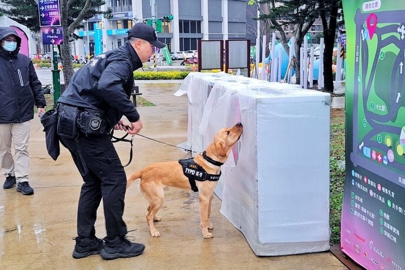 桃園市政府警察局表示，台灣燈會是桃園警犬隊114年首場大型任務，燈會期間每天編排3名領犬員帶領3隻警犬執勤，展現市警局對桃園燈會安全維護的重視與決心。（桃園市警局警犬隊提供）中央社記者吳睿騏桃園傳真  114年2月10日