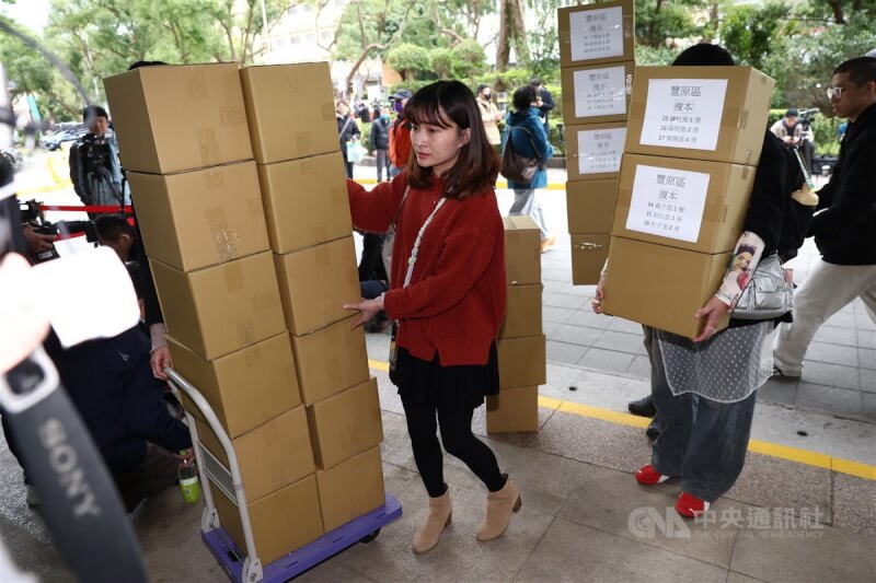 多個罷免團體10日下午前往中選會送件，成員推著大批連署書到場準備遞交。中央社記者王騰毅攝 114年2月10日