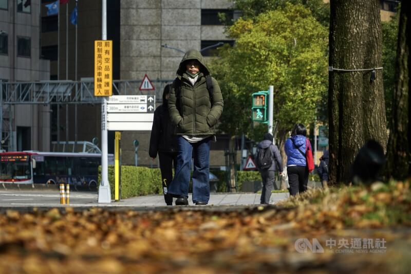 圖為台北市信義區外出民眾穿著厚外套保暖。（中央社檔案照片）