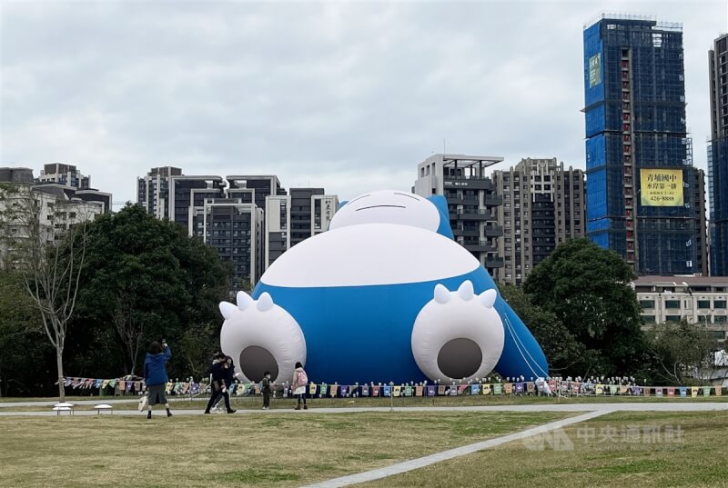 氣象專家吳德榮表示表示，元宵節南方水氣北上、降雨範圍由南向北逐漸擴及全台。圖為2025台灣燈會展區的「卡比獸」。（中央社檔案照片）