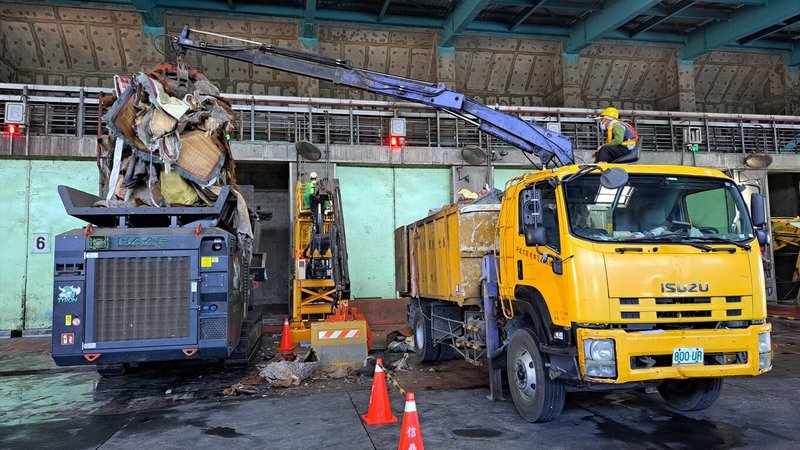 彰化縣環保局加嚴焚化廠垃圾檢查標準，在超商及產業園區推動垃圾隨袋徵收。環保局10日指出，113年各鄉鎮公所垃圾減量約3萬1000公噸，成果豐碩。（彰化縣環保局提供）中央社記者吳哲豪傳真  114年2月10日