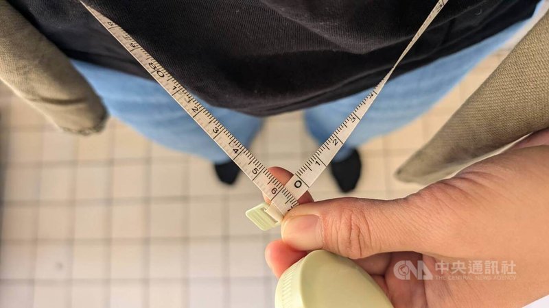 國內20歲以上民眾高血脂盛行率達3成1，國健署提醒，20歲至64歲國人，血壓、血糖、血脂及腰圍數值達代謝症候群指標者，應積極控制。圖為量腰圍示意。中央社記者曾以寧攝  114年2月10日