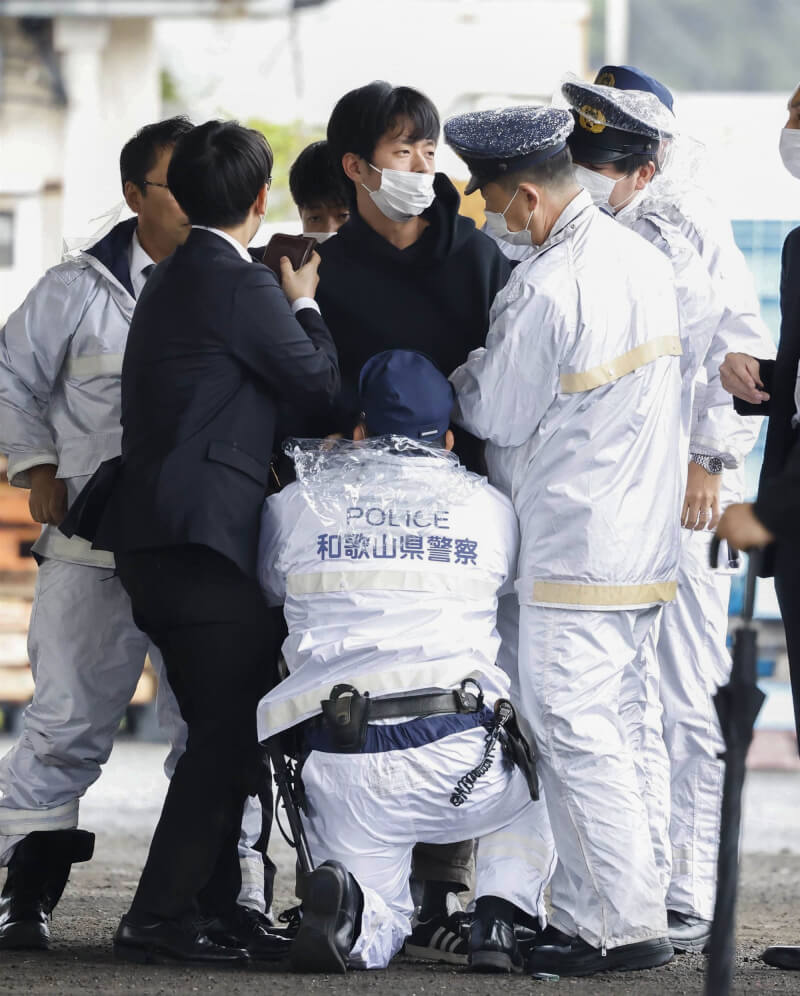 2023年時任日相岸田文雄輔選時遭人丟擲爆裂物，犯嫌木村隆二（中上黑衣者）當場被逮。（共同社）