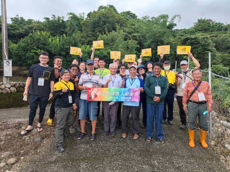 近年台灣獼猴危害造成農損事件頻傳，林業及自然保育署屏東分署規劃2月在高雄、屏東各辦1場獼猴危害複合式防治宣導說明會，提供多元化防治策略與資源。圖為2023年獼猴防治宣導活動。（林業及自然保育署屏東分署提供）中央社記者黃郁菁傳真  114年2月11日