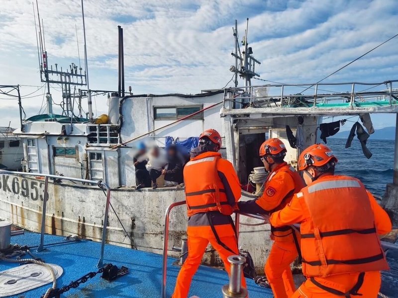 一艘漁船11日上午在鼻頭角東北方6浬失去動力，且機艙不斷進水，海巡署第2巡防區指揮部獲報，立即派遣艦隊分署澳底海巡隊巡防艇趕赴現場救援。（讀者提供）中央社記者王朝鈺傳真  114年2月11日