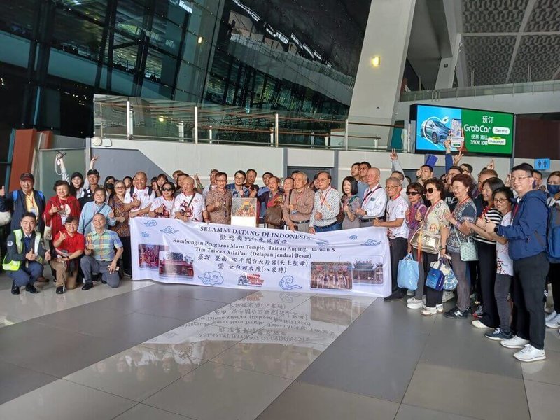 台南市安平開台天后宮、西來庵代表團11日抵達印尼，受到駐印尼代表處組長許偉麟、華航駐雅加達分公司總經理宋道明、機場主任楊景裕等人的歡迎。（駐印尼代表處提供）中央社記者李宗憲雅加達傳真 114年2月11日