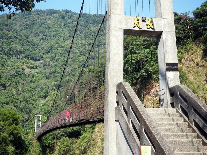 嘉義縣番路鄉觸口天長、地久兩座吊橋為熱門景點，其中天長橋（圖）橋塔基礎周邊崩落，評估無修復可行性，已永久封閉，阿里山國家風景區管理處正募集回憶老照片，期盼吊橋回憶永留心中。（阿里山管理處提供）中央社記者黃國芳傳真  114年2月11日