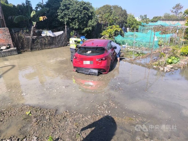 32歲蔡姓女子11日上午開車行經台中市霧峰區丁台路，疑對路況不熟掉入田地，導致手部挫傷，事後自行就醫、無大礙。（翻攝照片）中央社記者蘇木春傳真  114年2月11日