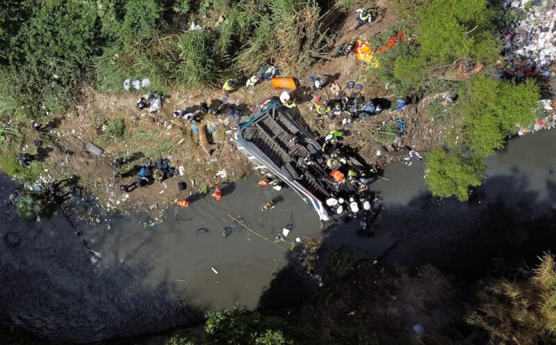 瓜地馬拉首都瓜地馬拉市10日清晨一輛巴士衝出公路橋梁，墜入一處受到汙染的河谷，造成至少51死。（路透社）