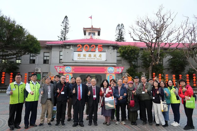 澎湖縣「西乞龜」活動在各地宮廟熱鬧展開，日本一般社團法人台灣世界遺產登錄應援會11日到訪，體驗這項傳承百餘年傳統習俗與信仰。前左5為澎湖縣長陳光復，前左6為台灣世界遺產登錄應援會理事片木裕一。（澎湖縣政府提供）  中央社  114年2月11日