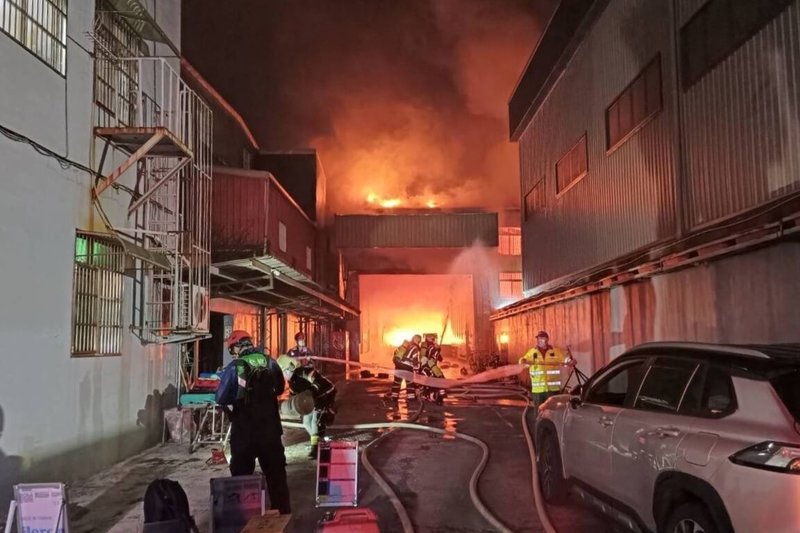 桃園市龍潭區一處工廠11日晚間發生火警，大量濃煙及火勢不斷從鐵皮建物冒出，消防人員到場布水線搶救，救出1名意識清楚的男子送醫，後續廠內暫未發現有人員受困。（桃園市政府消防局提供）中央社記者吳睿騏桃園傳真  114年2月11日