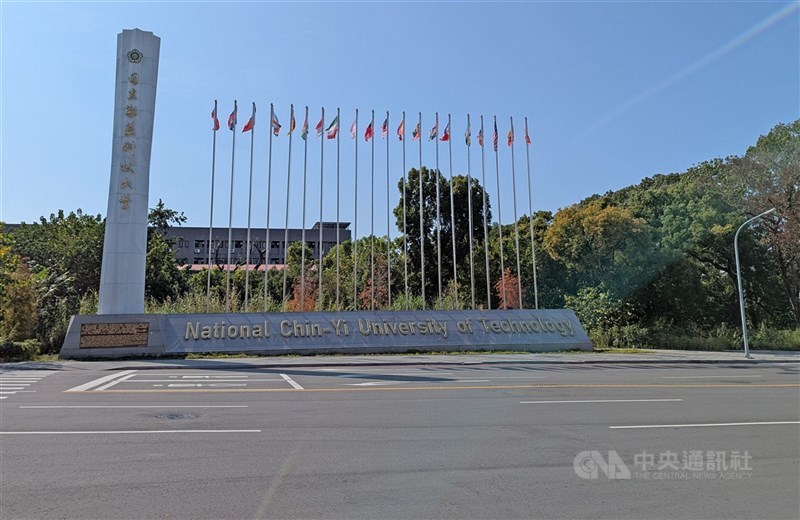 近日網傳影片在台中勤益科技大學校園內，有5人共乘1輛機車疊羅漢，引發網友熱議。警方表示，校園道路不適用道路交通管理處罰條例，案件已通報校方依規處置。圖為勤益科技大學外觀。（中央社檔案照片）