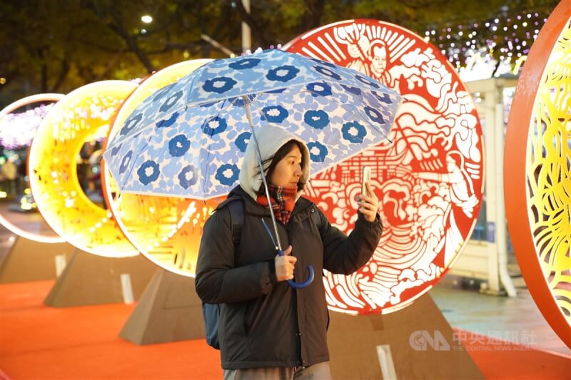 中央大學大氣科學系兼任副教授吳德榮表示，元宵節將全台有雨，圖為民眾冒雨欣賞2025台北燈節。（中央社檔案照片）