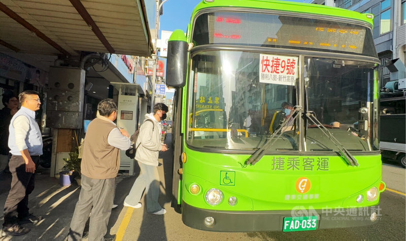 新竹縣政府設置快捷9號公車，11日起試營運，但首發公車未開車。縣府表示，為維護學生搭乘權益，即日起廢止此家廠商籌備經營路權，下午以後改由捷乘客運公司配合緊急代駛，皆順利發車。中央社記者郭宣彣攝  114年2月11日