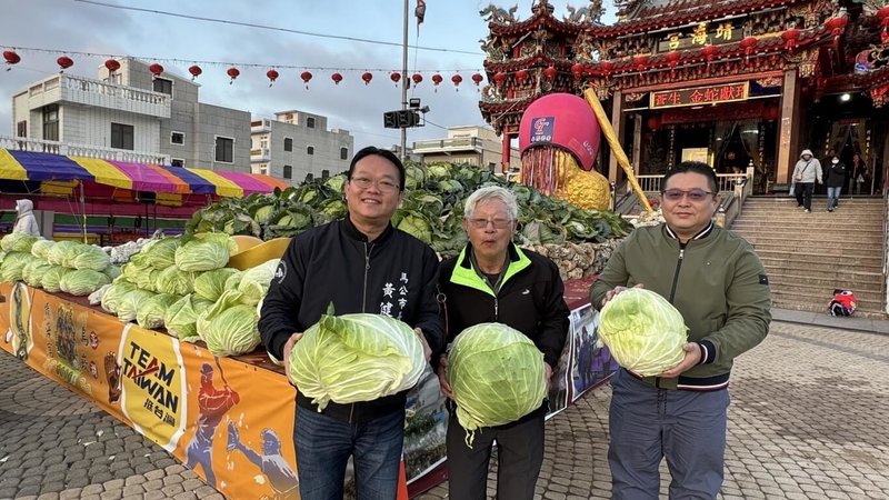 澎湖馬公烏崁靖海宮今年特別創新製作1隻「TEAM TAIWAN菜菜龜」，成為元宵節乞龜文化中的一大亮點。馬公市長黃健忠（左）表示，民國106年起靖海宮就以當地盛產的高麗菜首度製作「高麗菜龜」，今年更進一步將TEAM TAIWAN的棒球國家隊精神，融入乞龜文化。（馬公市公所提供）中央社  114年2月11日