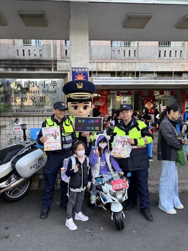 台北市國中小學11日開學，警方特別到校門口向學生加強交通和犯罪預防宣導。（台北市警察局中正第一分局提供）中央社記者黃麗芸傳真  114年2月11日