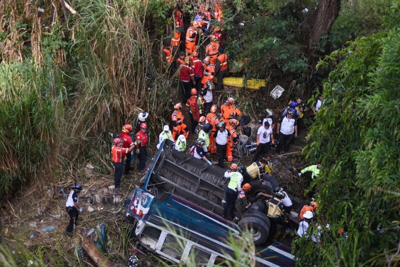 瓜地馬拉首都瓜地馬拉市10日發生巴士墜谷意外，至少54名乘客不幸喪生。（路透社）