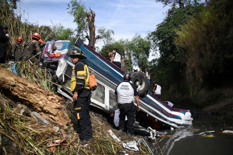 瓜地馬拉發生巴士墜谷意外，至少54死，車體有一半沉入山谷底部的河流中。（路透社）