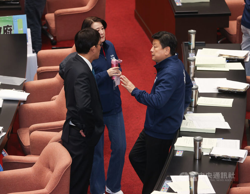 行政院針對選罷法修法提出覆議，立法院會11日進行記名投票表決，國民黨立法院黨團總召傅崐萁（前右）與民眾黨立法院黨團總召黃國昌（前左）在議場內溝通討論。中央社記者謝佳璋攝  114年2月11日