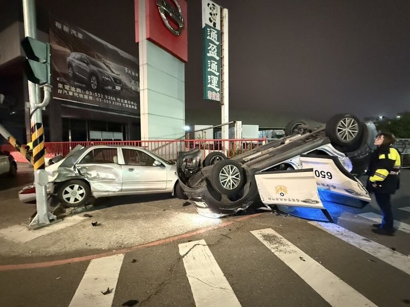 新竹縣警察局竹北分局員警12日巡邏發現可疑男子開車停路邊欲盤查，男子拒檢撞警車逃逸，員警尾隨，男子再次衝撞致警車翻覆，3名員警受傷，已將肇事劉男逮捕，訊後依妨害公務、毀損等罪嫌送辦。（竹縣警察局竹北分局提供）中央社記者郭宣彣傳真 114年2月12日